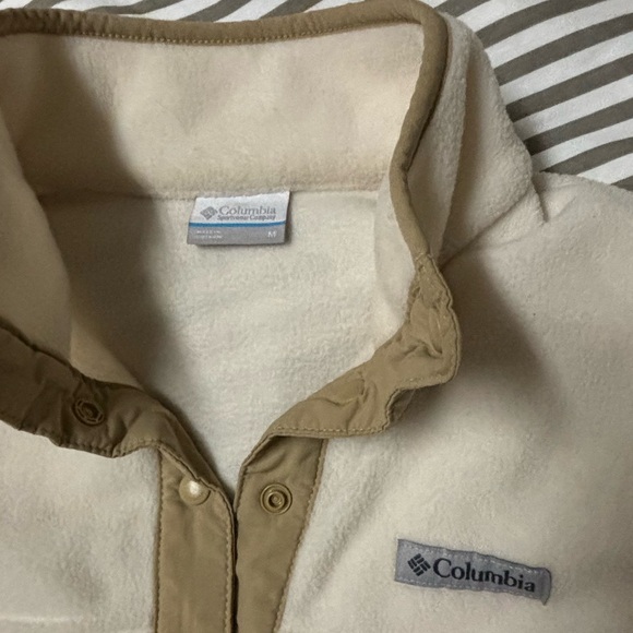 White and beige quarter button Columbia fleece - Picture 2 of 3